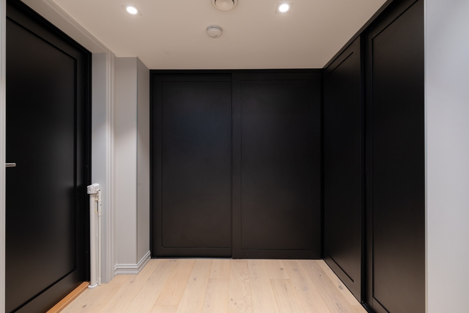 Gang i kjelleretasjen med stor skyvedørsgarderobe fra Sigdal Galleribilde