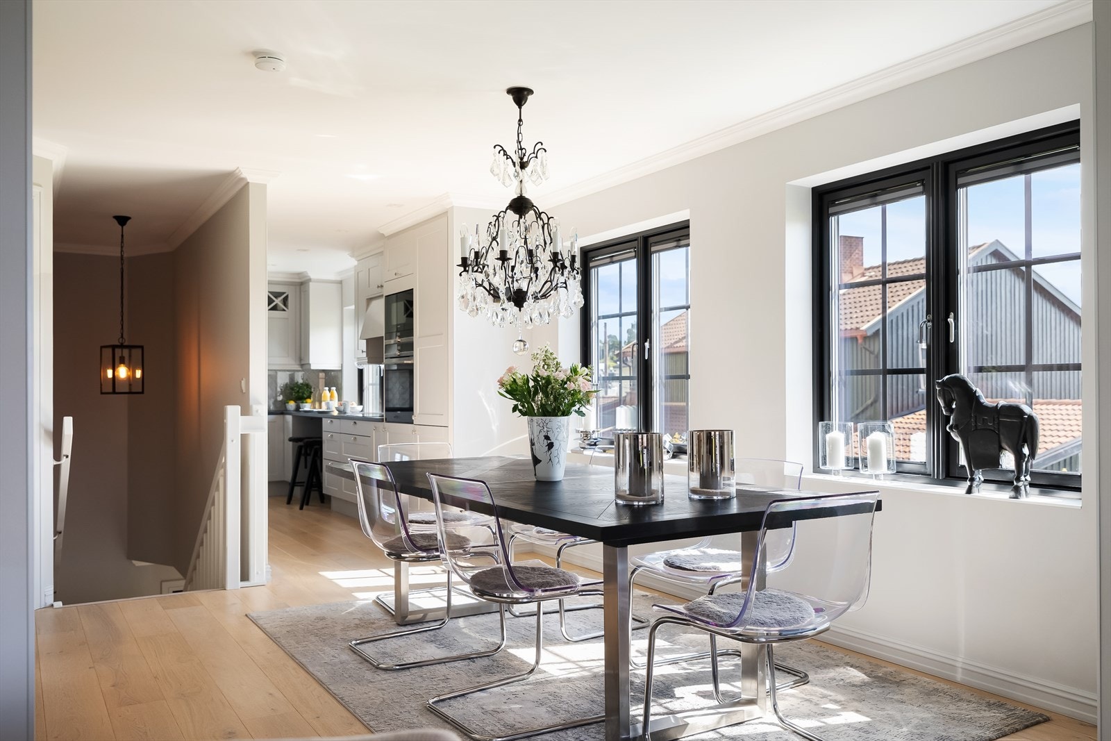 Stuen har god plass til spisebord, perfekt for sosiale sammenkomster Galleribilde