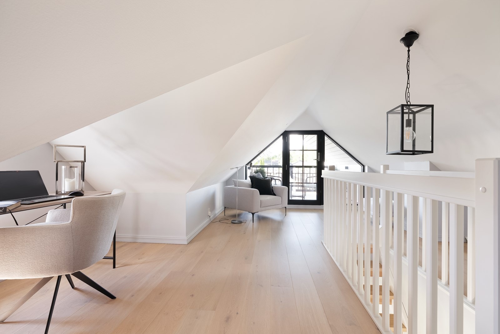 Rom på loft er i henhold til de byggemeldte og godkjente tegningene angitt som loftsbod men benyttes i dag som loftstue Galleribilde