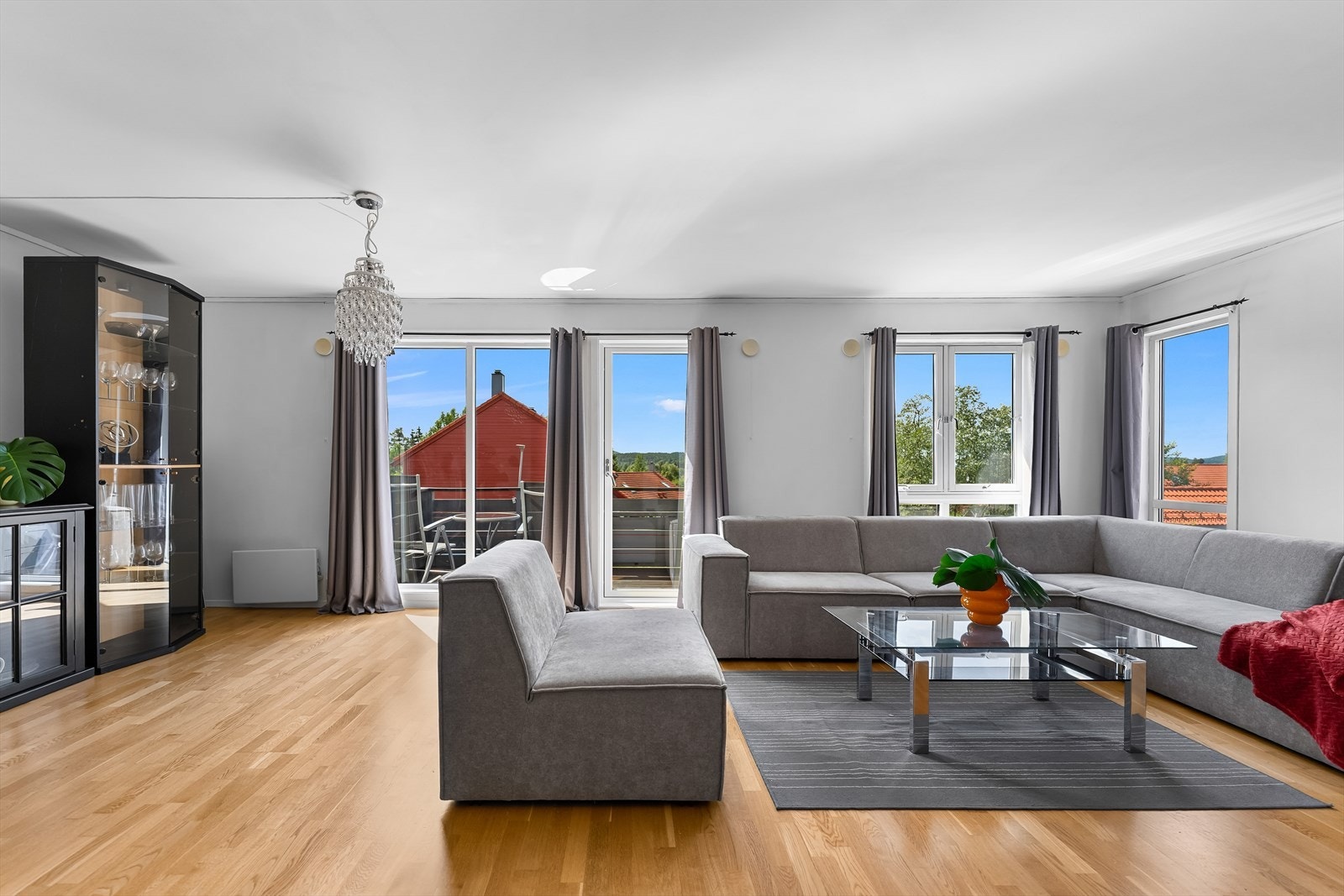 Romslig stue med god plass til sofa, spisegruppe og tilhørende møblement. Galleribilde