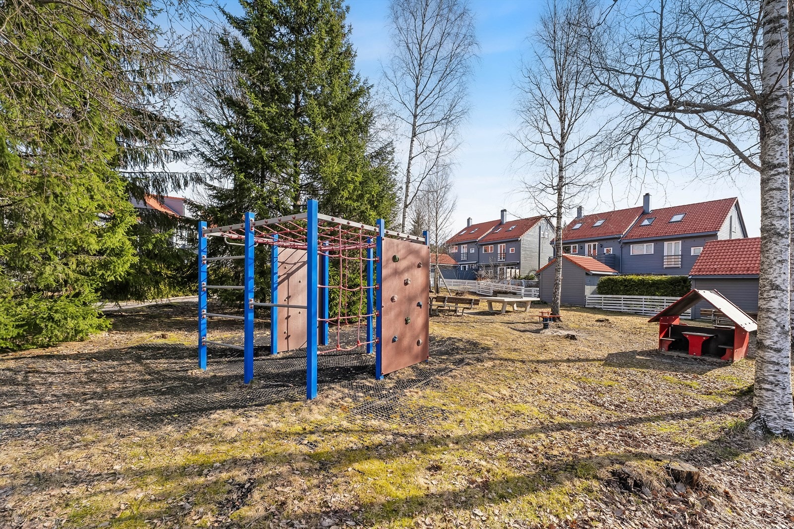 Lekeplass i nærheten. Galleribilde