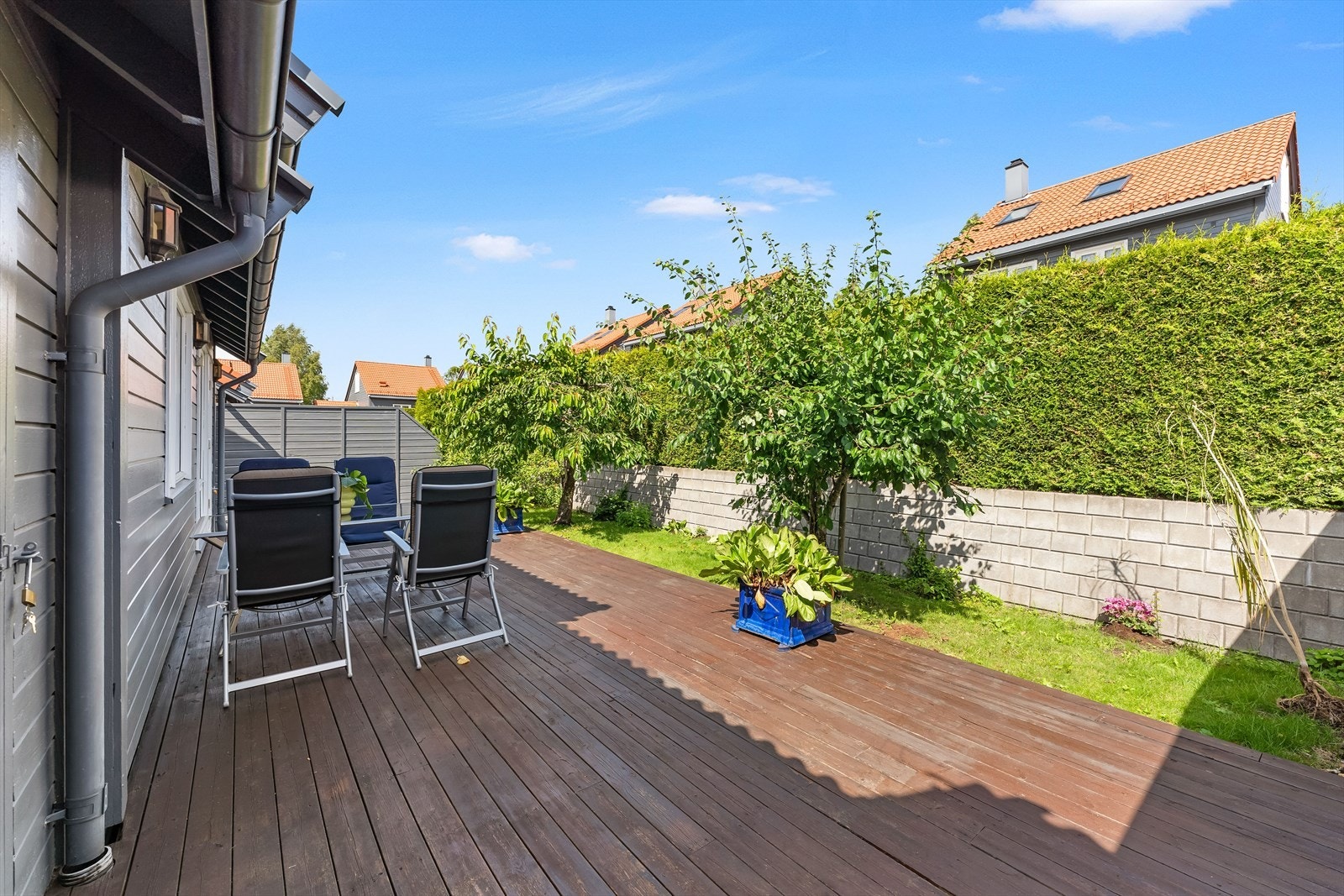 Fra kjøkkenet kan du trå rett ut på en hyggelig terrasseplatting med tilhørende hageflekk - perfekt for å nyte fine dager ute. Galleribilde