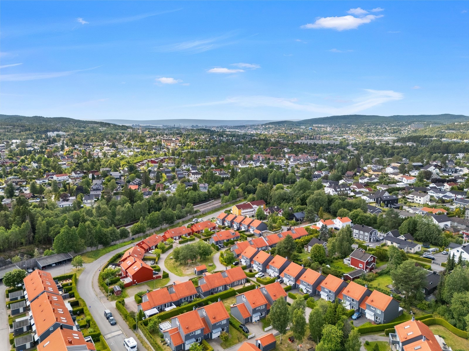 Boligen ligger i et rolig, usjenert og familievennlig boligområde på Gamle Stovner i Oslo. Med gangavstand til skoler, barnehager og offentlig kommunikasjon, samt et godt utvalg av fasiliteter og servicetilbud. Galleribilde
