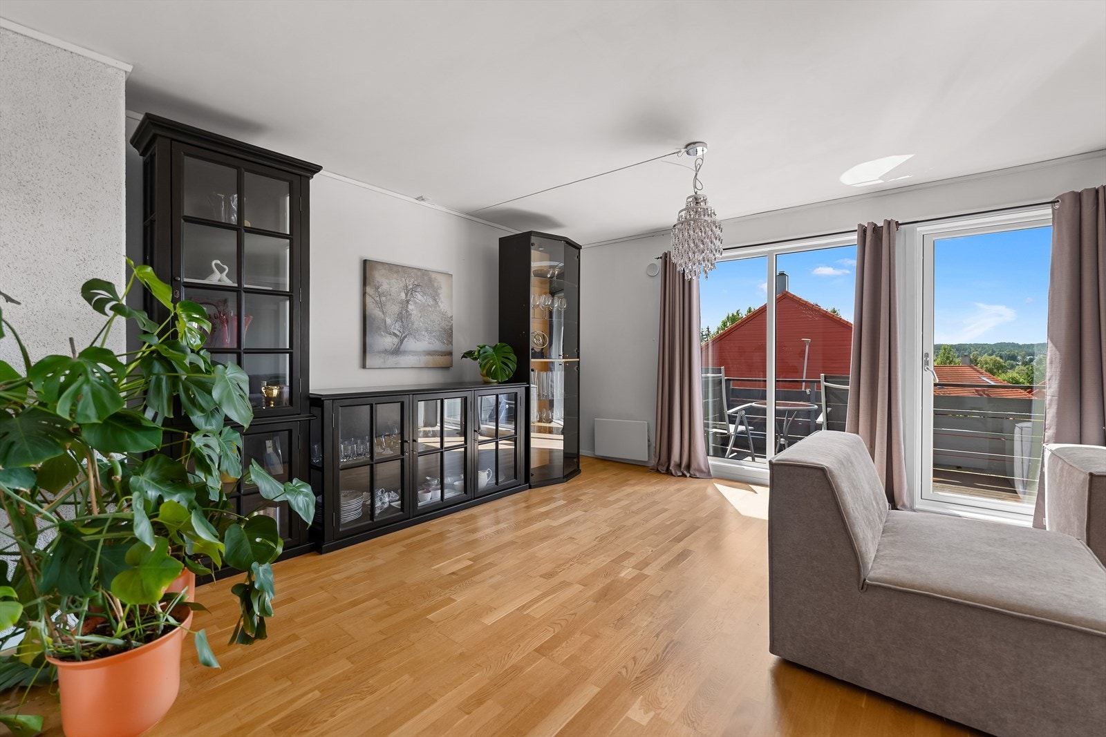 Store vindusflater slipper inn rikelig med naturlig lys. Galleribilde