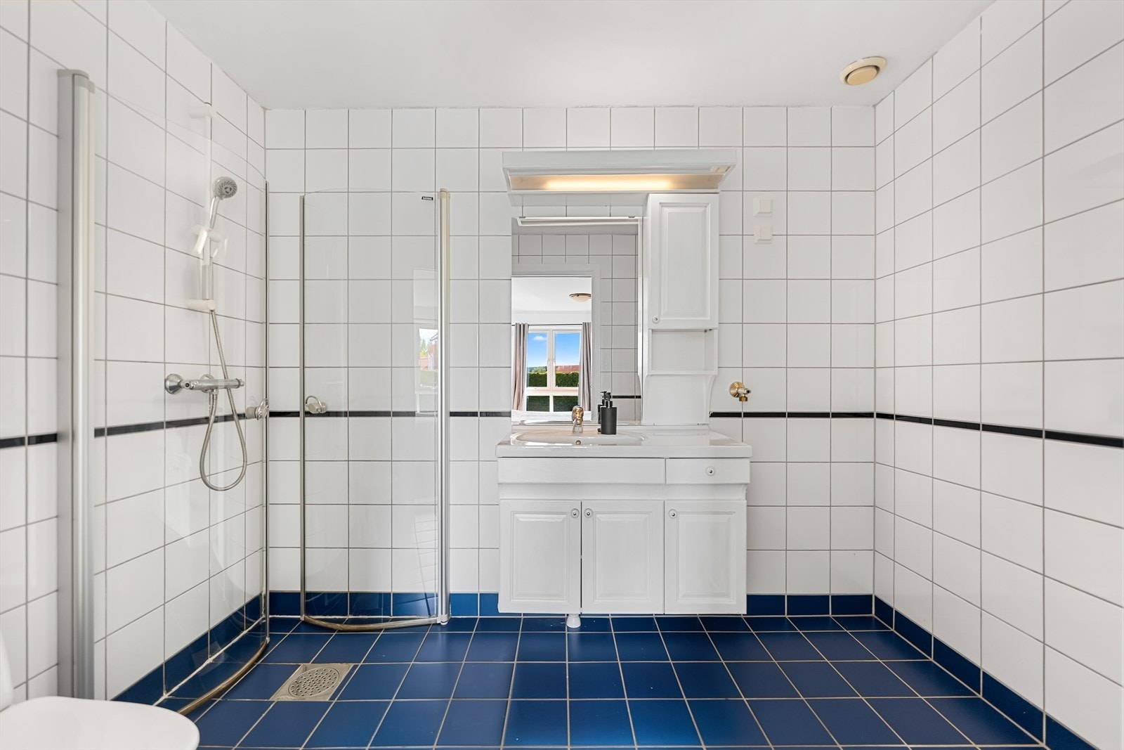 2 av 3 bad i boligen - Hovedsoverom Galleribilde