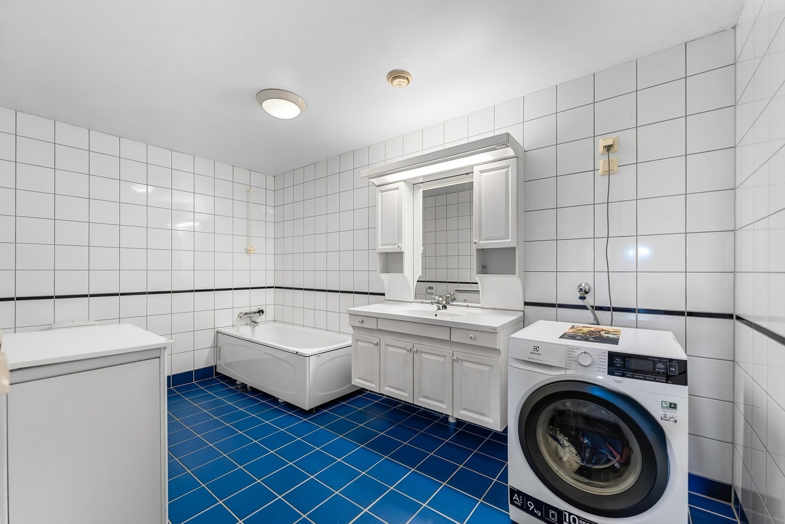 Boligens 3. bad er praktisk innredet med servantinnredning, toalett og badekar, samt opplegg for både vaskemaskin og tørketrommel. Galleribilde