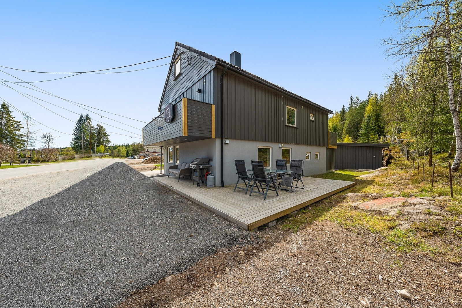 Utleieleiligheten ligger i underetasjen og har flott terrasse på ca. 33 kvm Galleribilde