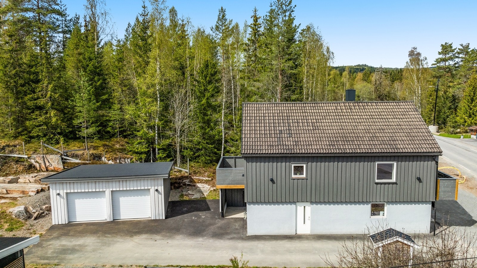 Boligen har godkjent utleieleilighet i underetasjen som kan by på skattefrie leieinntekter Galleribilde