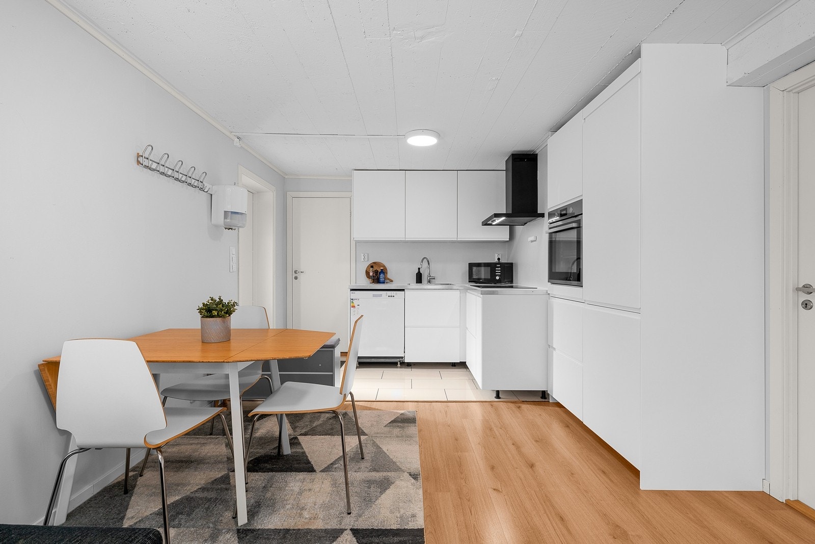 Utleieleilighet - Kjøkkenet er fra 2019/20 med Ikea-innredning og delvis integrerte hvitevarer Galleribilde