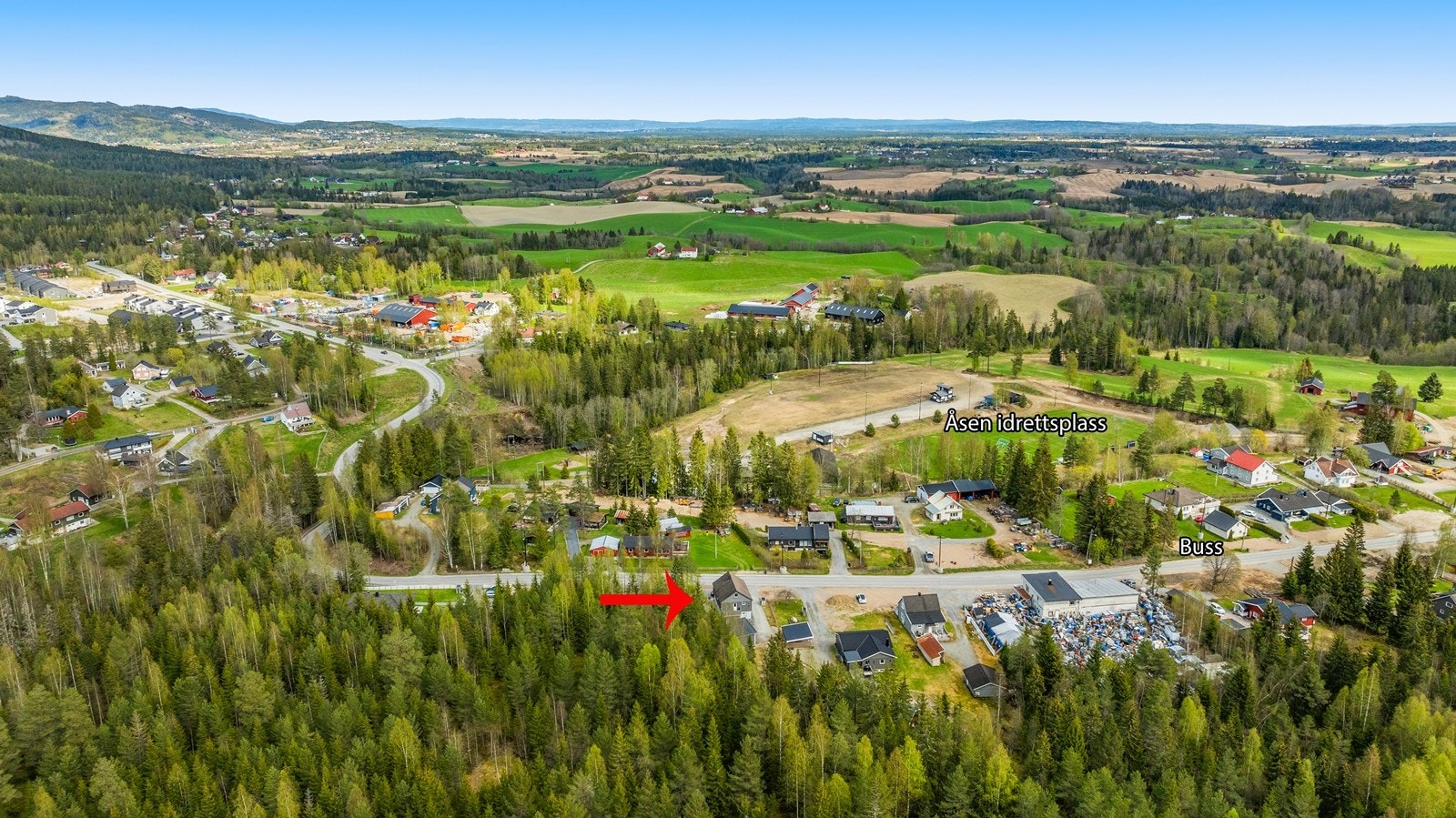 Boligen ligger til ved foten av Romeriksåsen og byr på gode tur- og rekreasjonsmuligheter både sommer og vinter Galleribilde