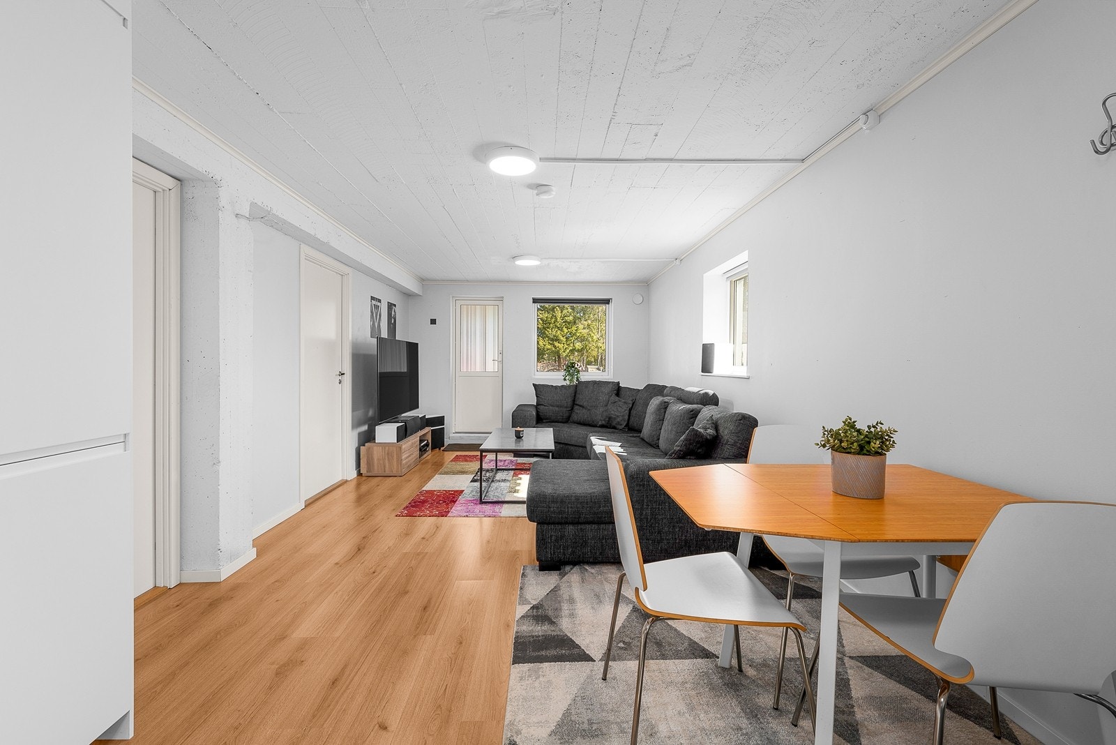 Utleieleilighet - God plass for sofa og spisebord Galleribilde