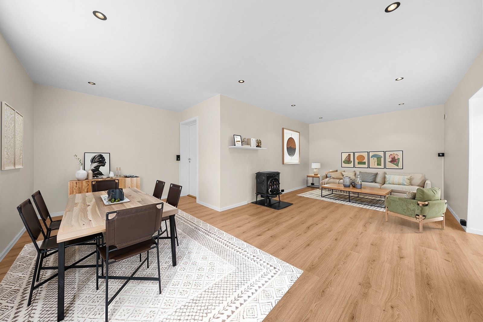 Tiltalende stue med god plass for sofa-løsning og spisegruppe (Digitalt møblert bilde) Galleribilde