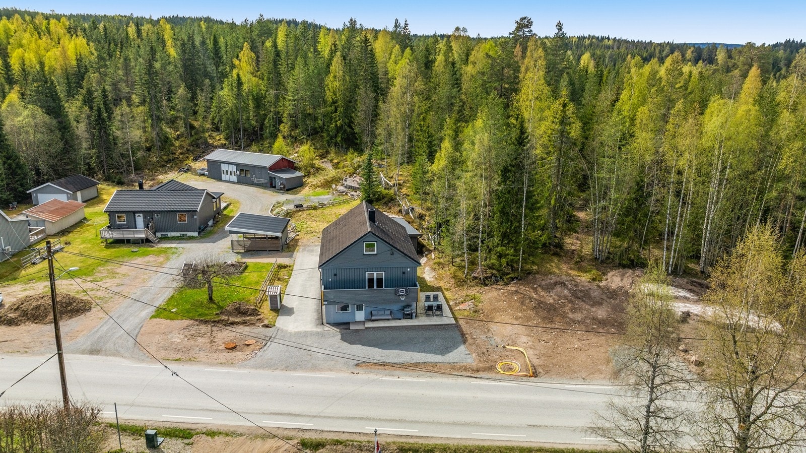Landlig og rolig beliggenhet, samtidig som det er kort vei til barnehager, skoler og offentlig kommunikasjon Galleribilde