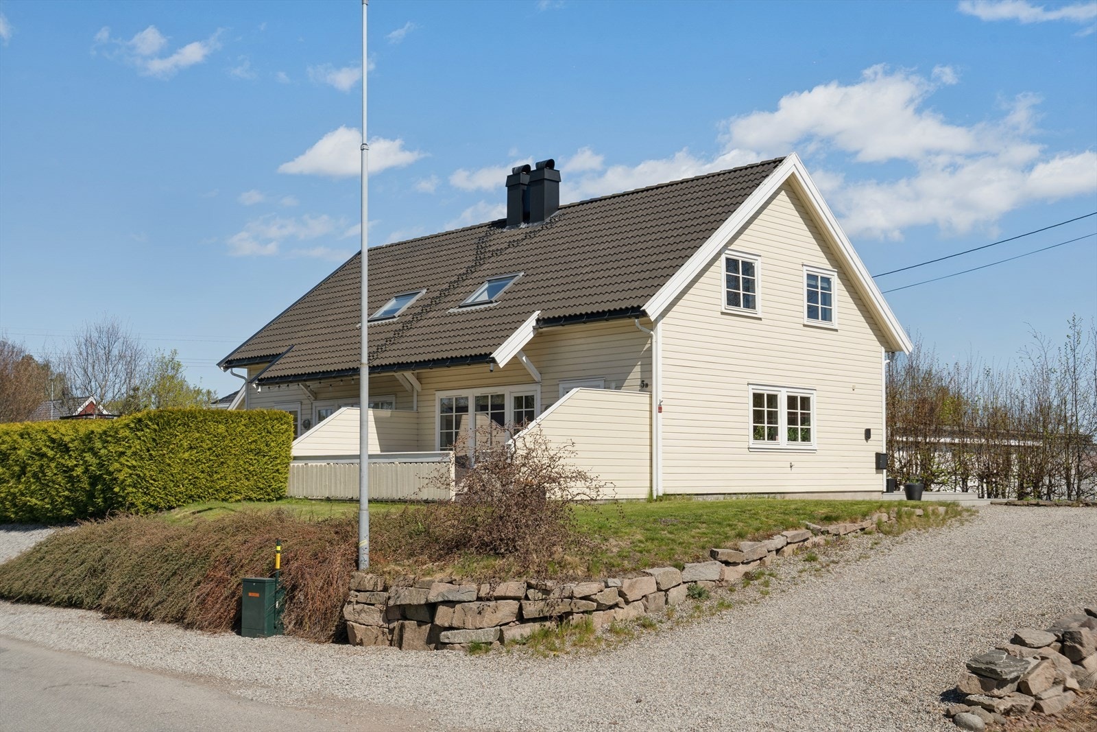 Tiltalende halvpart av vertikaldelt tomannsbolig med klassisk fasade og lyse farger, beliggende i populært og solrike omgivelser. Galleribilde
