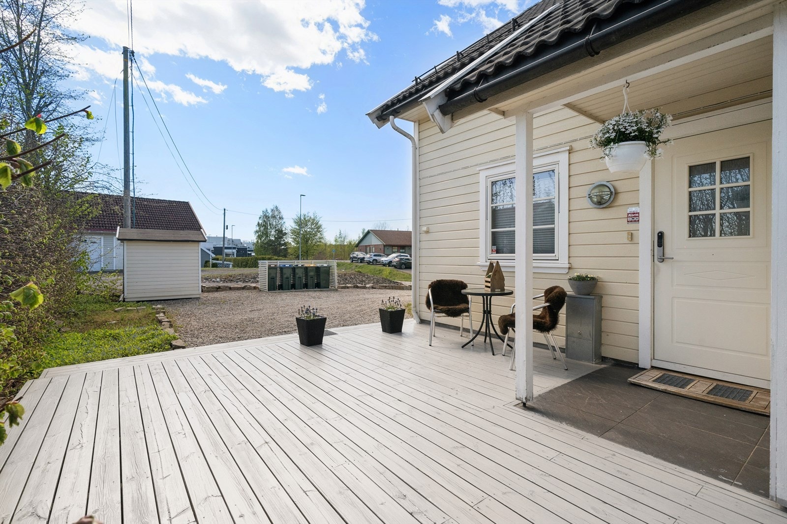 Meget hyggelig og praktisk inngangsparti med romslig terrasse og skjermende, opparbeidet hekk. Praktisk adkomst rett fra eget parkeringsareal. Galleribilde