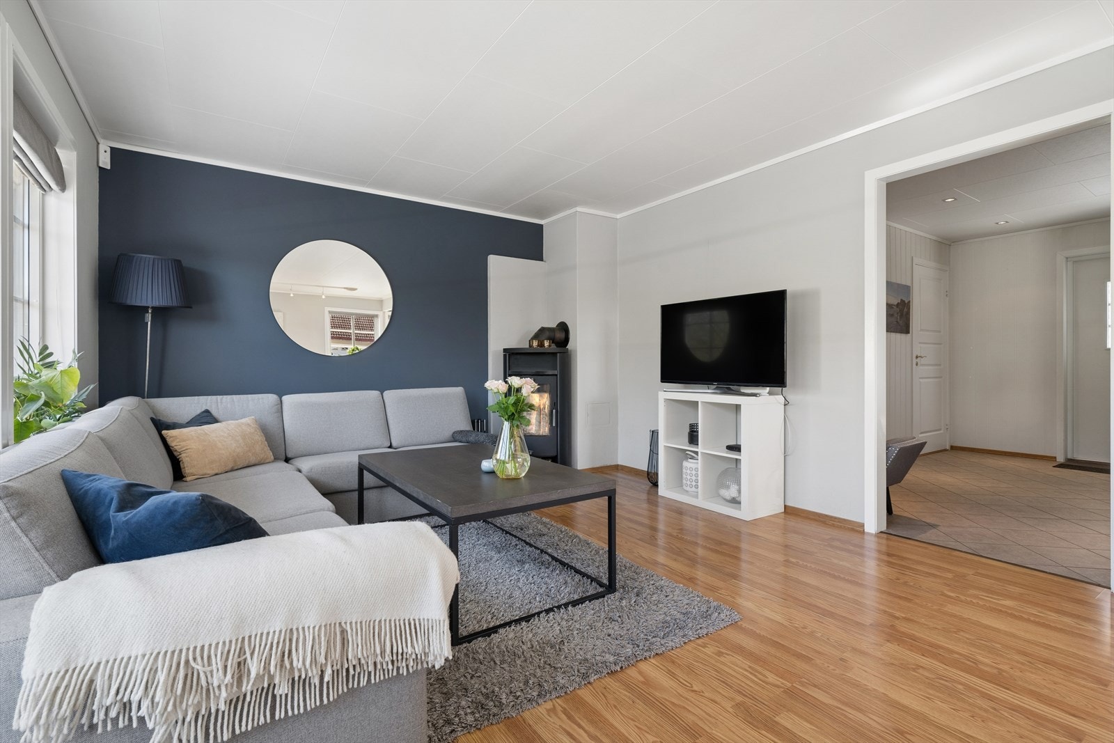 Velkommen inn i en velholdt og innbydende stue med god romfølelse og en lun atmosfære. Galleribilde