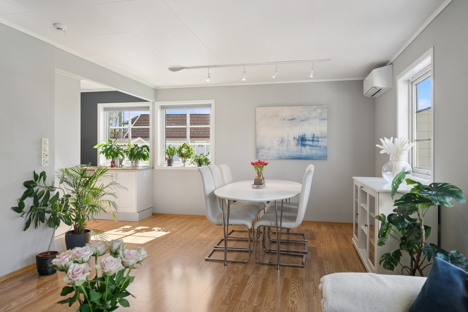 Lys og trivelig spiseplass med store vindusflater som slipper inn rikelig med naturlig lys og gir en luftig romfølelse. Området har god plass til spisegruppe og fremstår som en naturlig forlengelse av kjøkkenet. Galleribilde