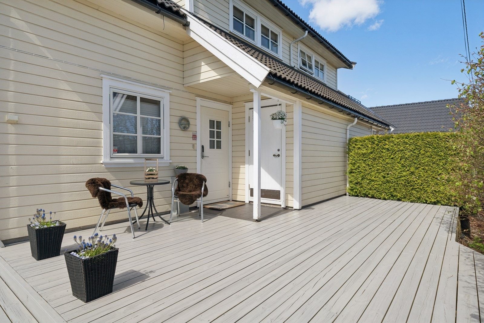 Stor og solrik terrasse med god plass til både sittegrupper og øvrig utemøblering. Overbygget inngangsparti gir en lun sone, mens resten av terrassen byr på gode solforhold og et åpent, luftig uterom. Praktisk utebod med enkel tilkomst. Galleribilde