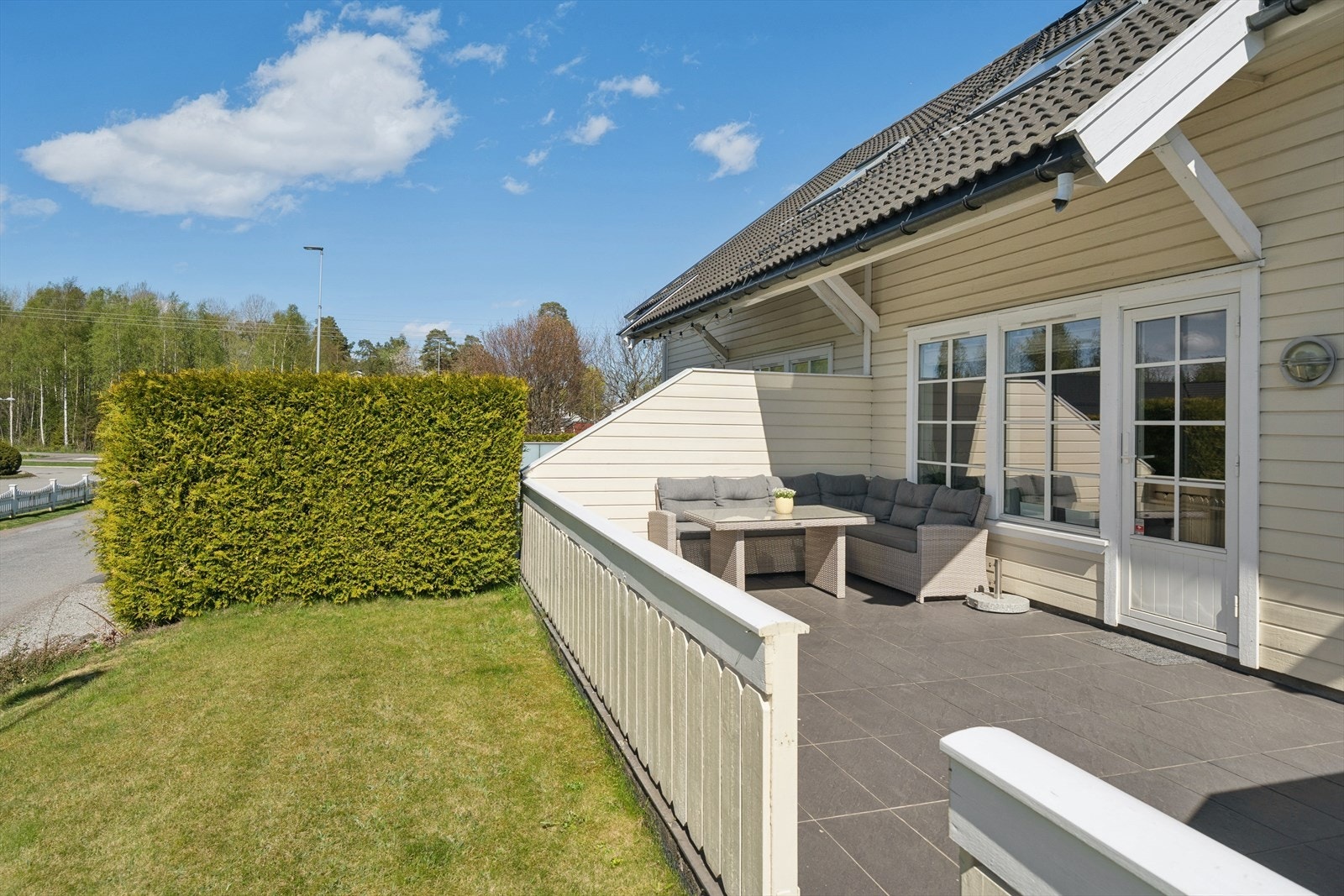 Trivelig uteareal med skjermet terrasse og tilhørende hage som gir fine muligheter for både lek og avslapning. Galleribilde
