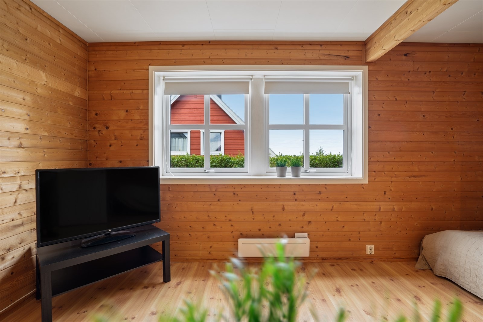 UTLEIEDEL: Boligen har utleiedel med egen inngang. Hybeldelen kan lett utvides med ekstra soverom; eventuelt enkelt innlemmes i hoveddel. Galleribilde