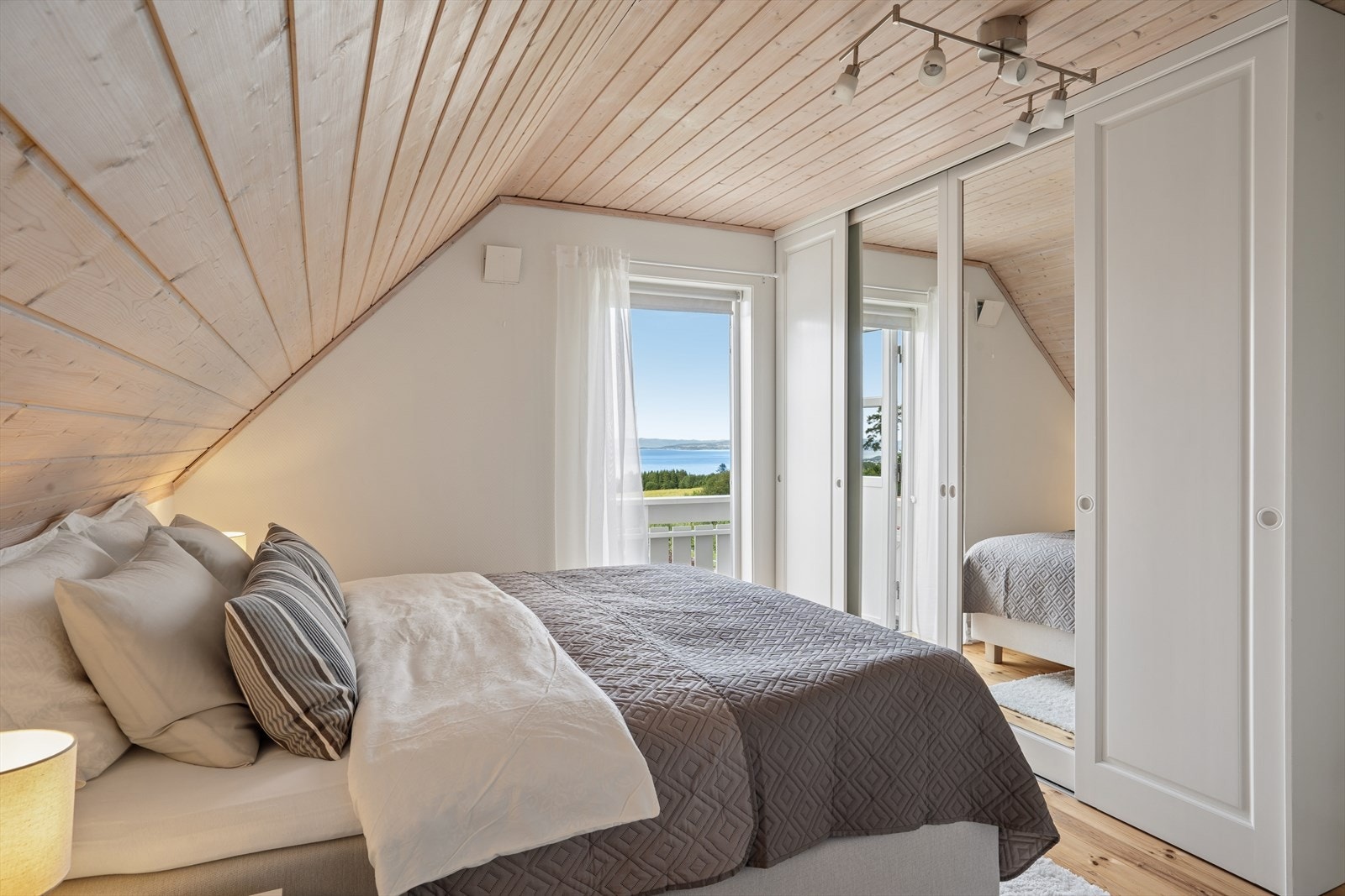 Fra soverommet har man utgang til en trivelig balkong. Galleribilde