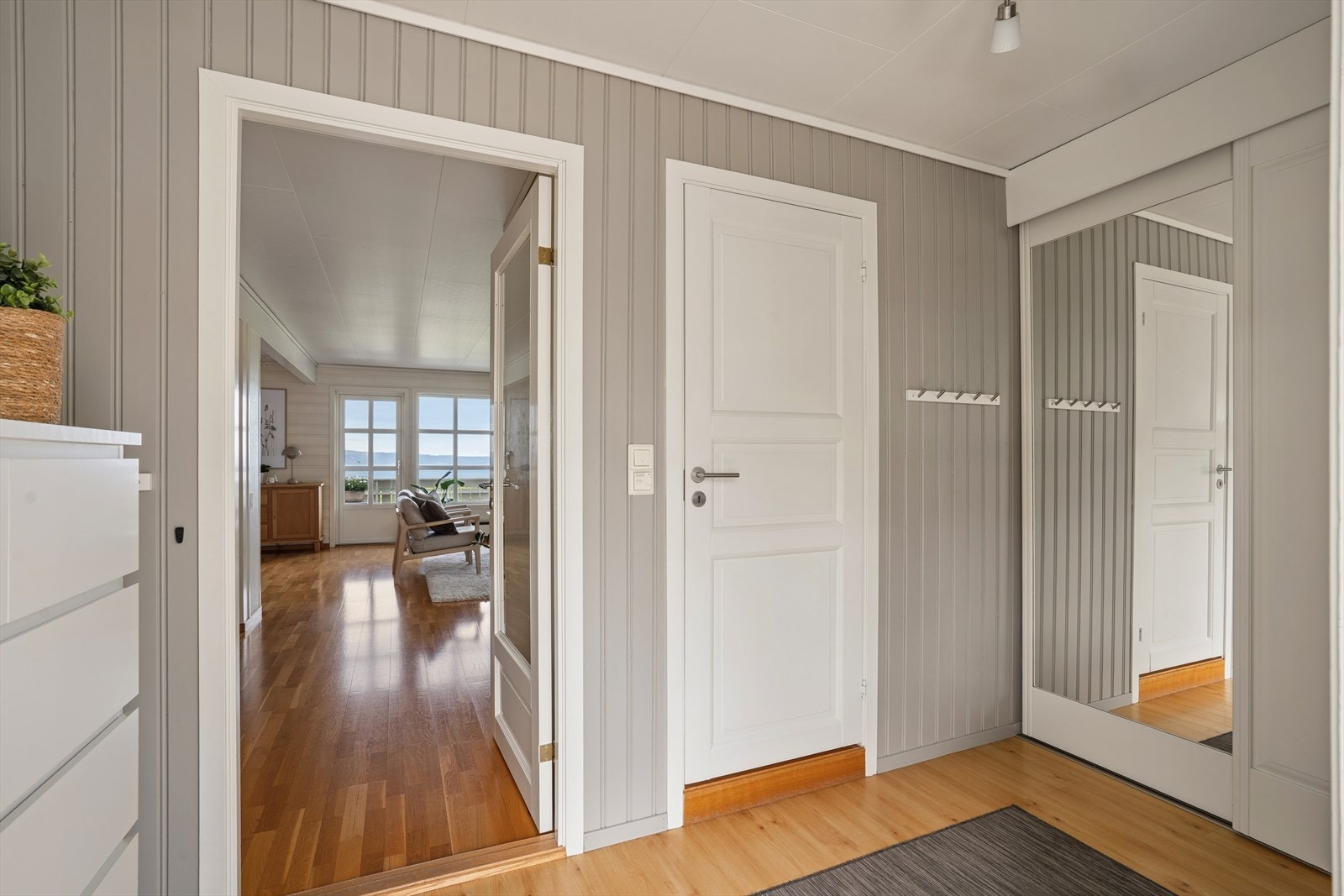 Entreen er av god størrelse og det er rikelig plass for sko- og yttertøy. Galleribilde