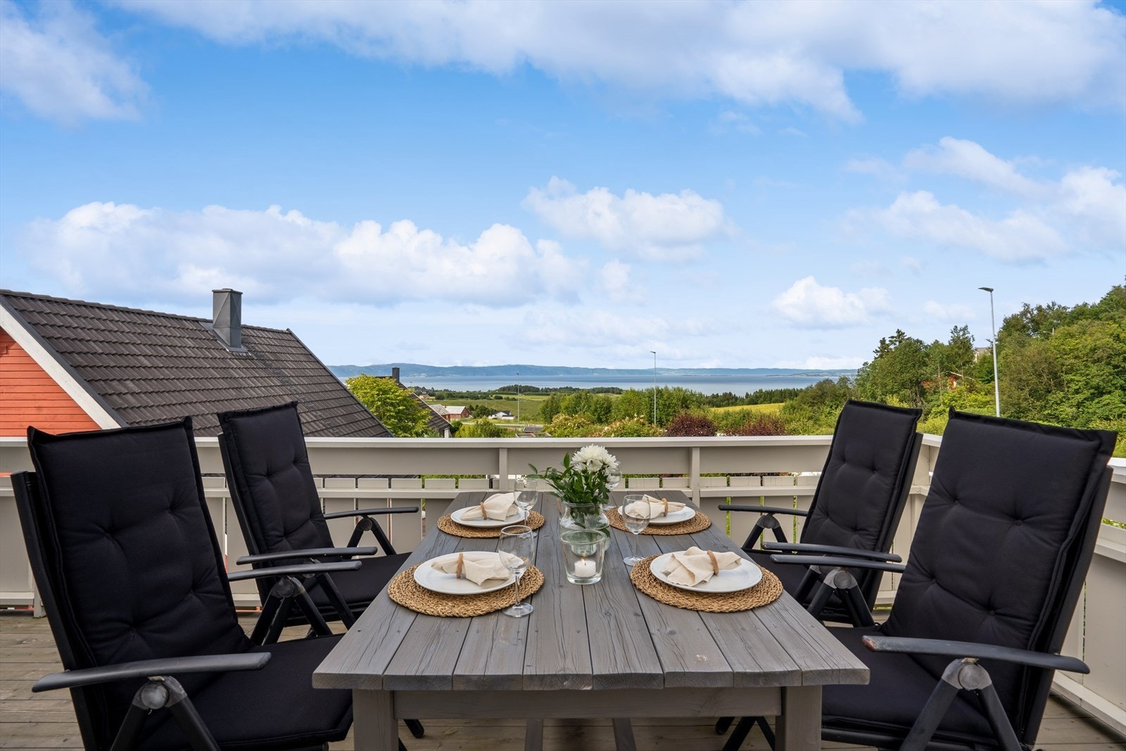 Her er det god plass til både spisebord, grill og diverse sittegrupper. Galleribilde