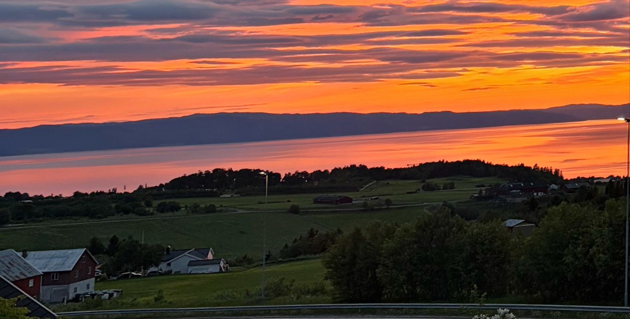 Stemningsbilde/solnedgang. Privat bilde av selger. Galleribilde