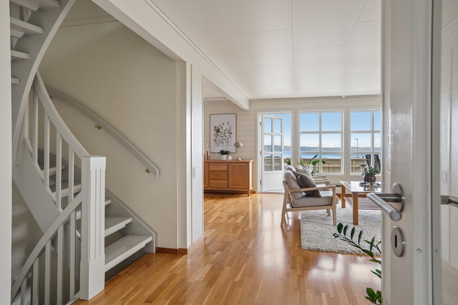 Det første som møter deg er rikelig med lysinnslipp og flott utsikt. Galleribilde