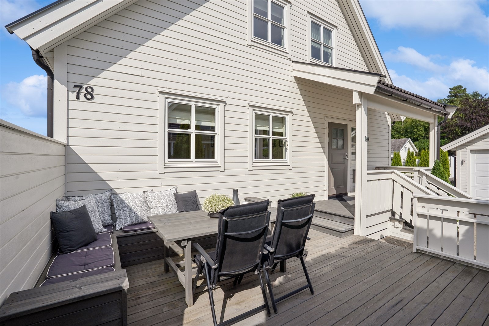 Ved inngangen har man en flott terrasse med lun beliggenhet og gode solforhold. Galleribilde