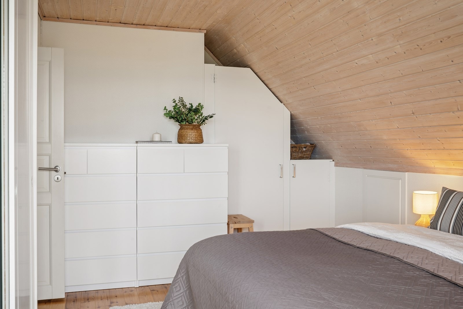 Hovedsoverommet er på hele 13,6m², her er det god plass til garderobeskap og stor seng. Galleribilde