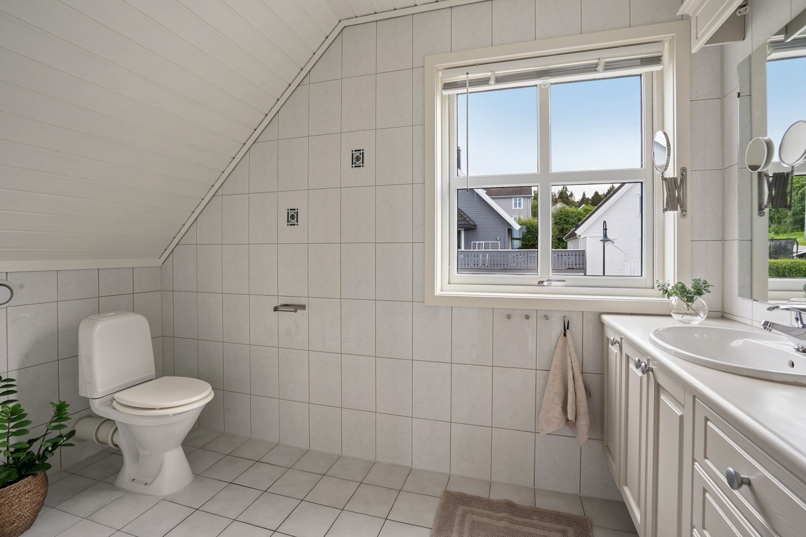 Badet er utstyrt med badekar, toalett og badservant. Galleribilde