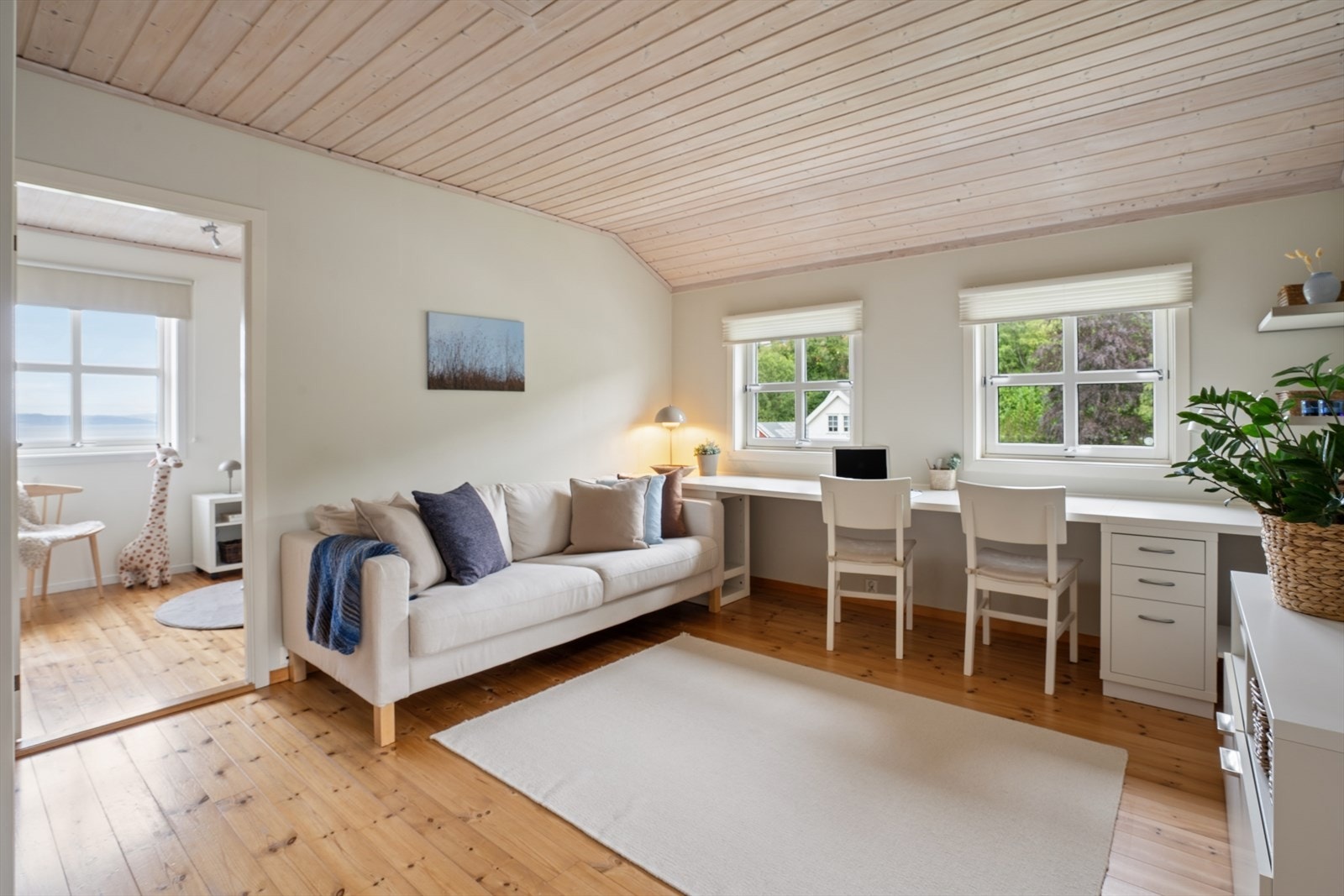 Boligen har en praktisk loftstue med god plass. Galleribilde