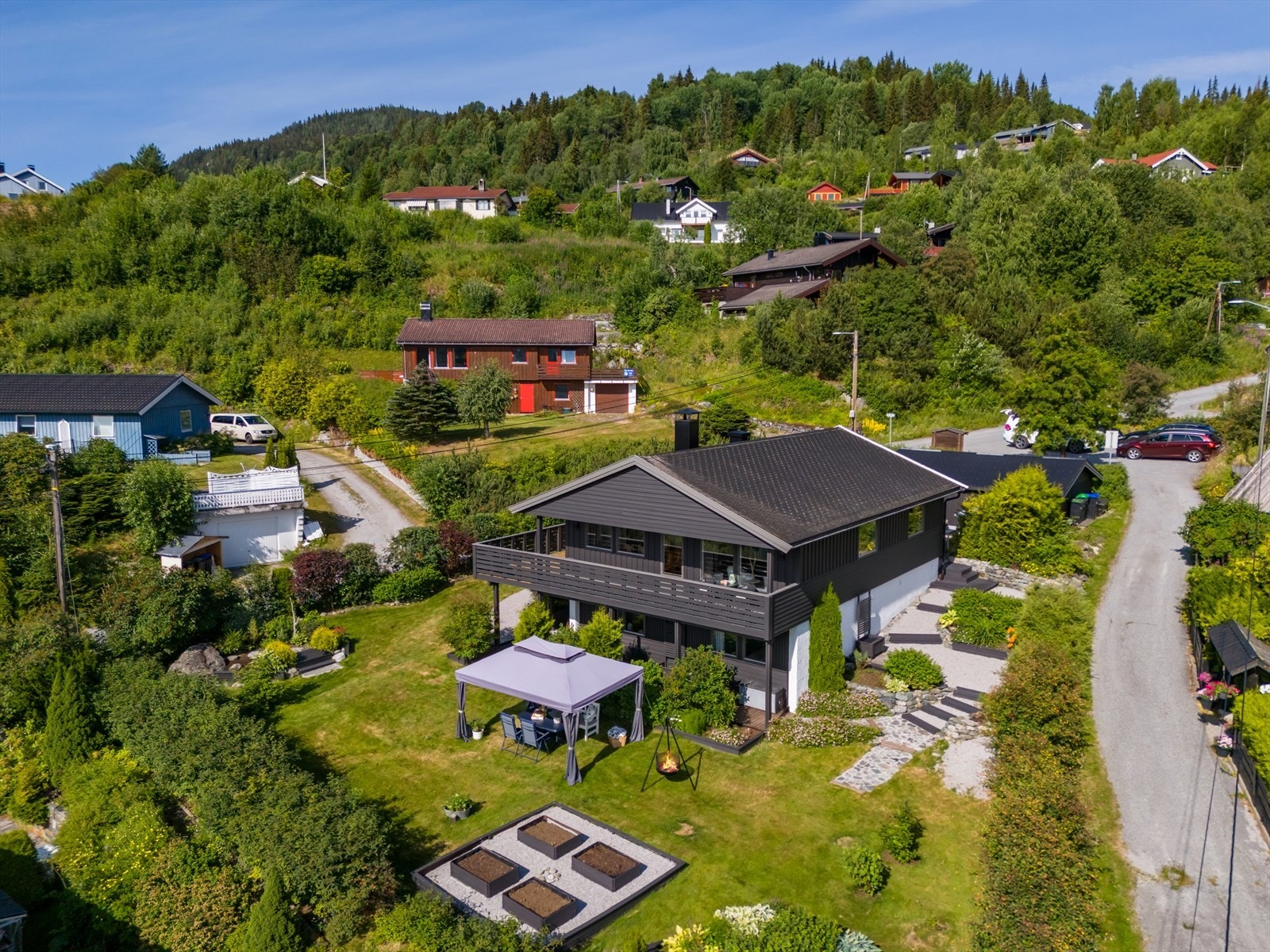 Eiendommen ligger i et rolig og veletablert boligfelt med lite gjennomgangstrafikk. Galleribilde