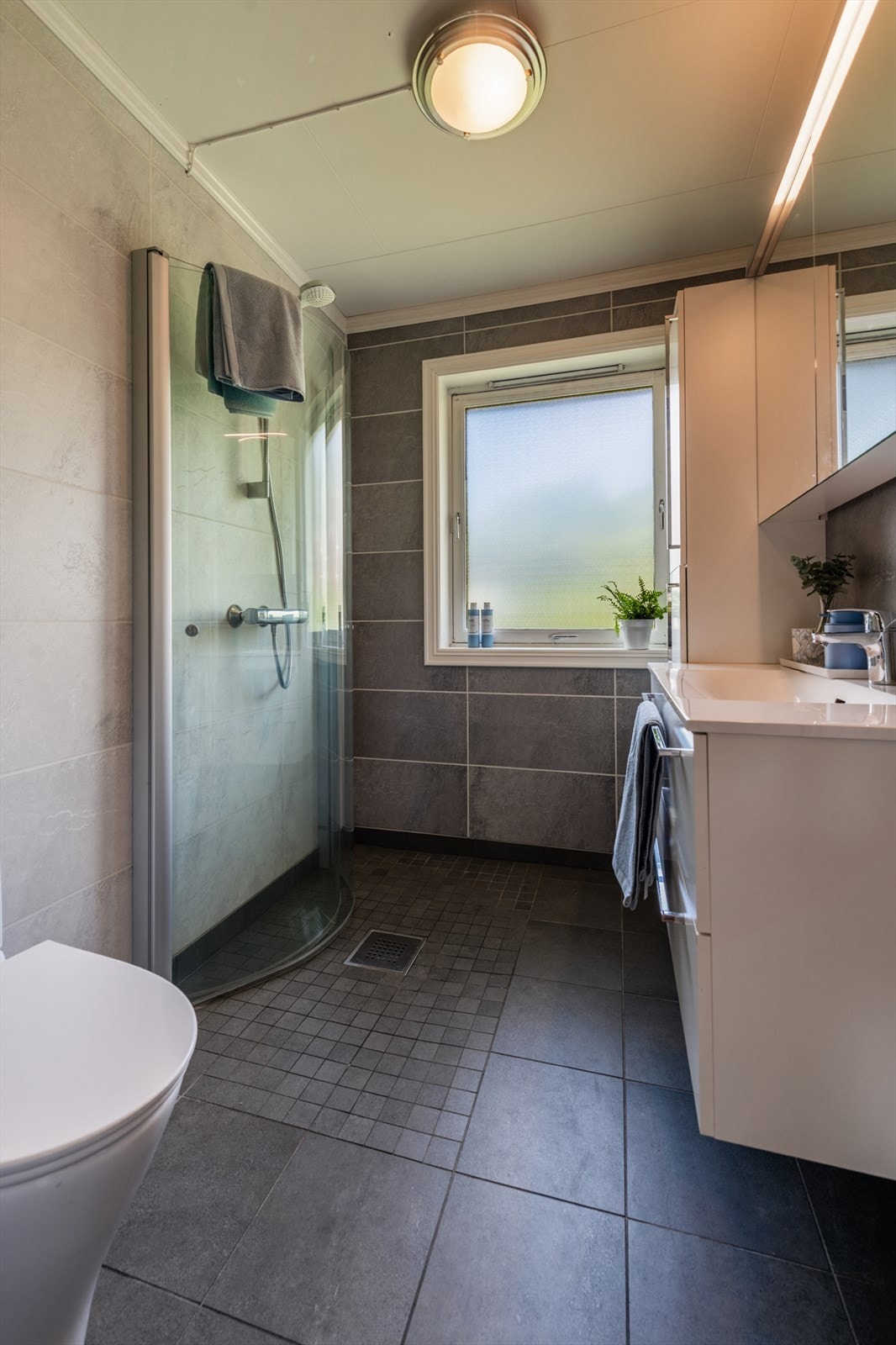 Badet i første etasje ble oppgradert i 2018 og har gulvvarme. Galleribilde