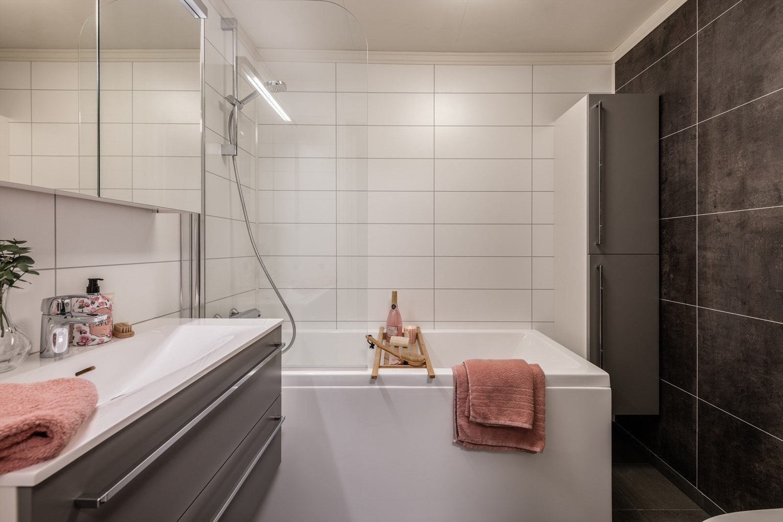 Badet i underetasjen ble også oppgradert i 2018 og har badekar. Galleribilde