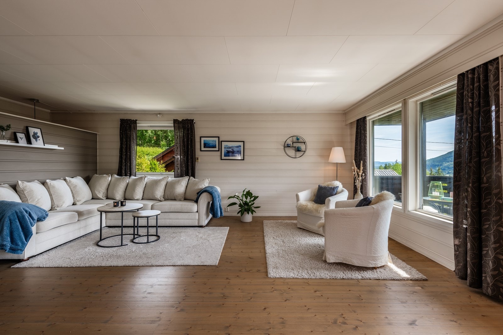 God plass til både en stor sofagruppe og en egen spisedel. Galleribilde