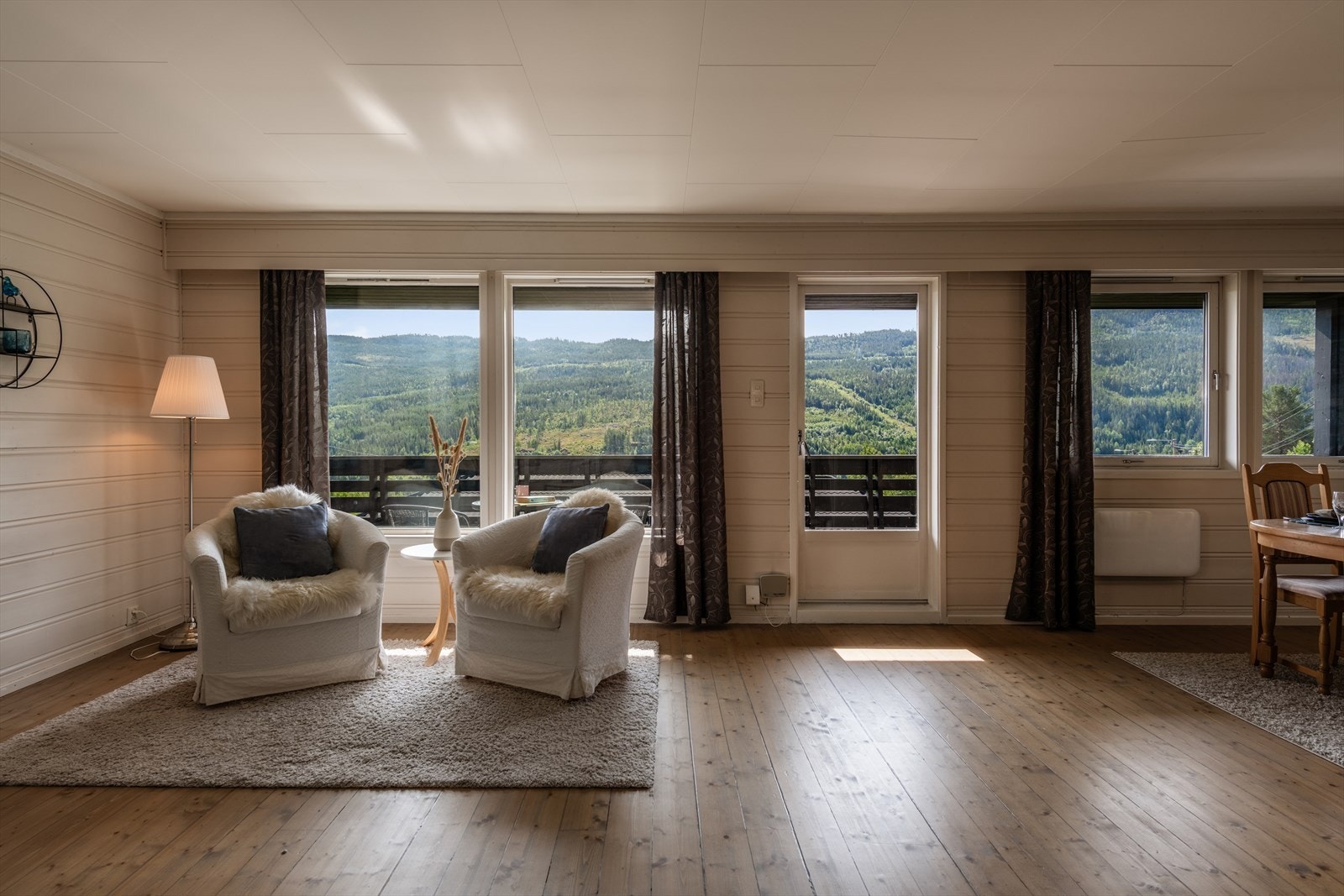 Vinduene i stuen slipper inn rikelig med dagslys. Galleribilde