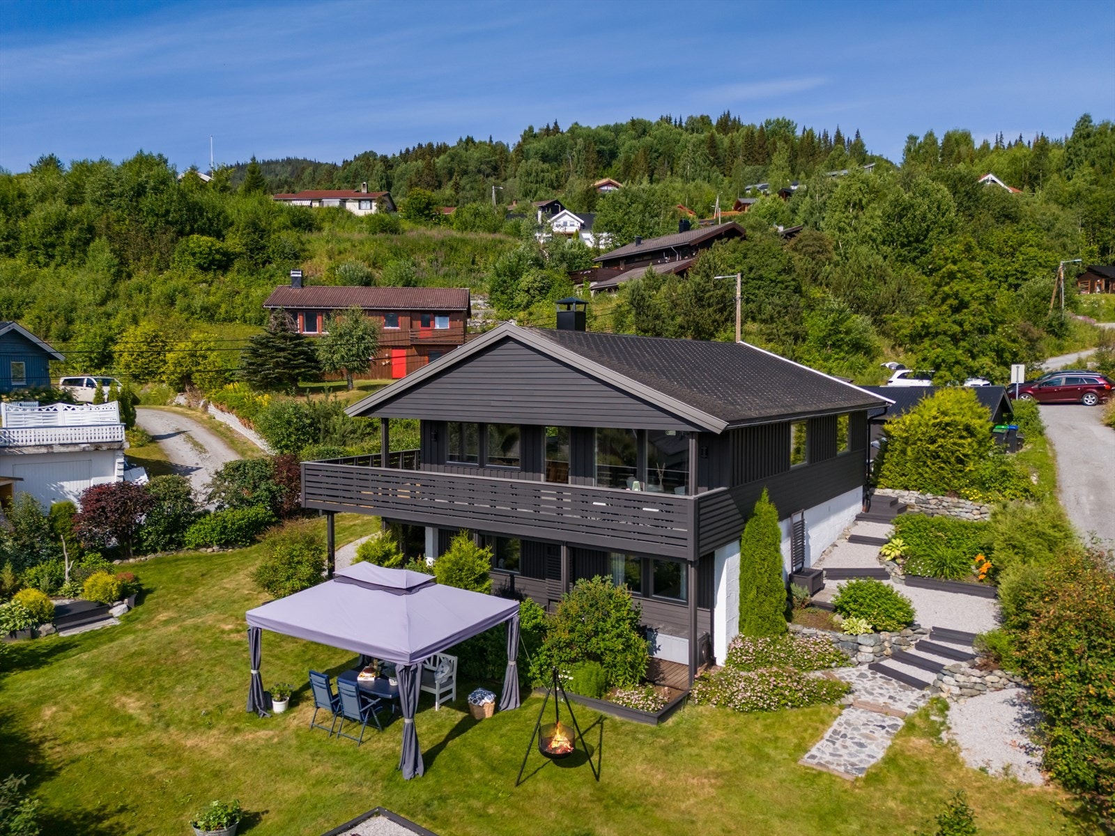 Tomten er på ca. 851 m² og skråner ned mot dalen. Galleribilde