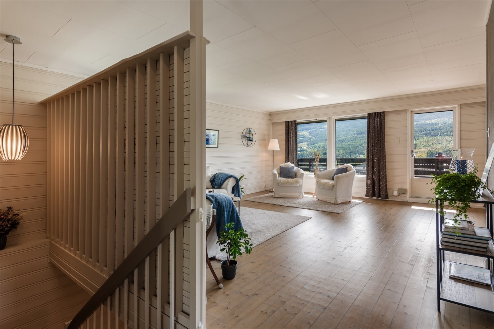 Malt tretrapp mellom etasjene, med rekkverk på én side og håndløper på vegg. Galleribilde