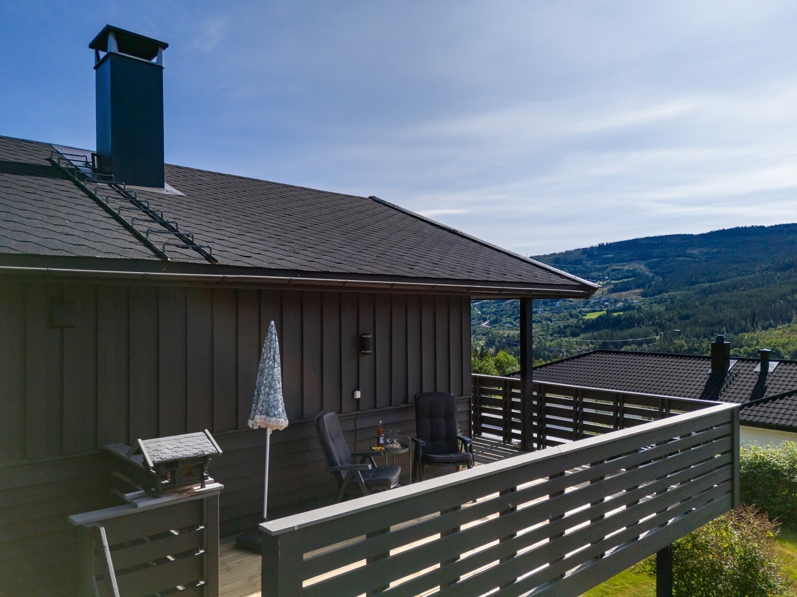 Verandaen er fundamentert på tresøyler og har terrassebord på gulvet. Galleribilde