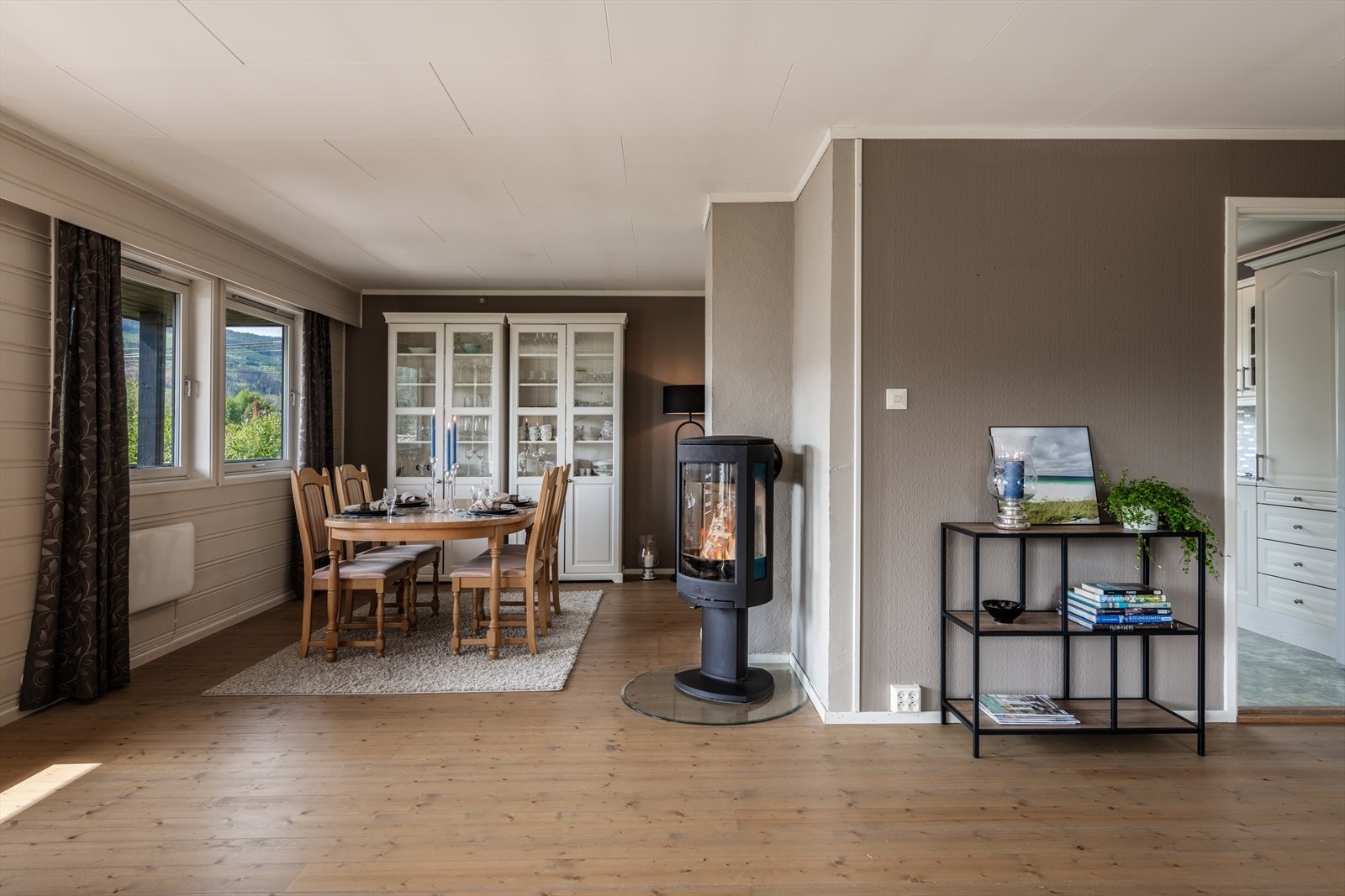 En naturlig plass for spisebord i tilknytning til både stue og kjøkken. Galleribilde