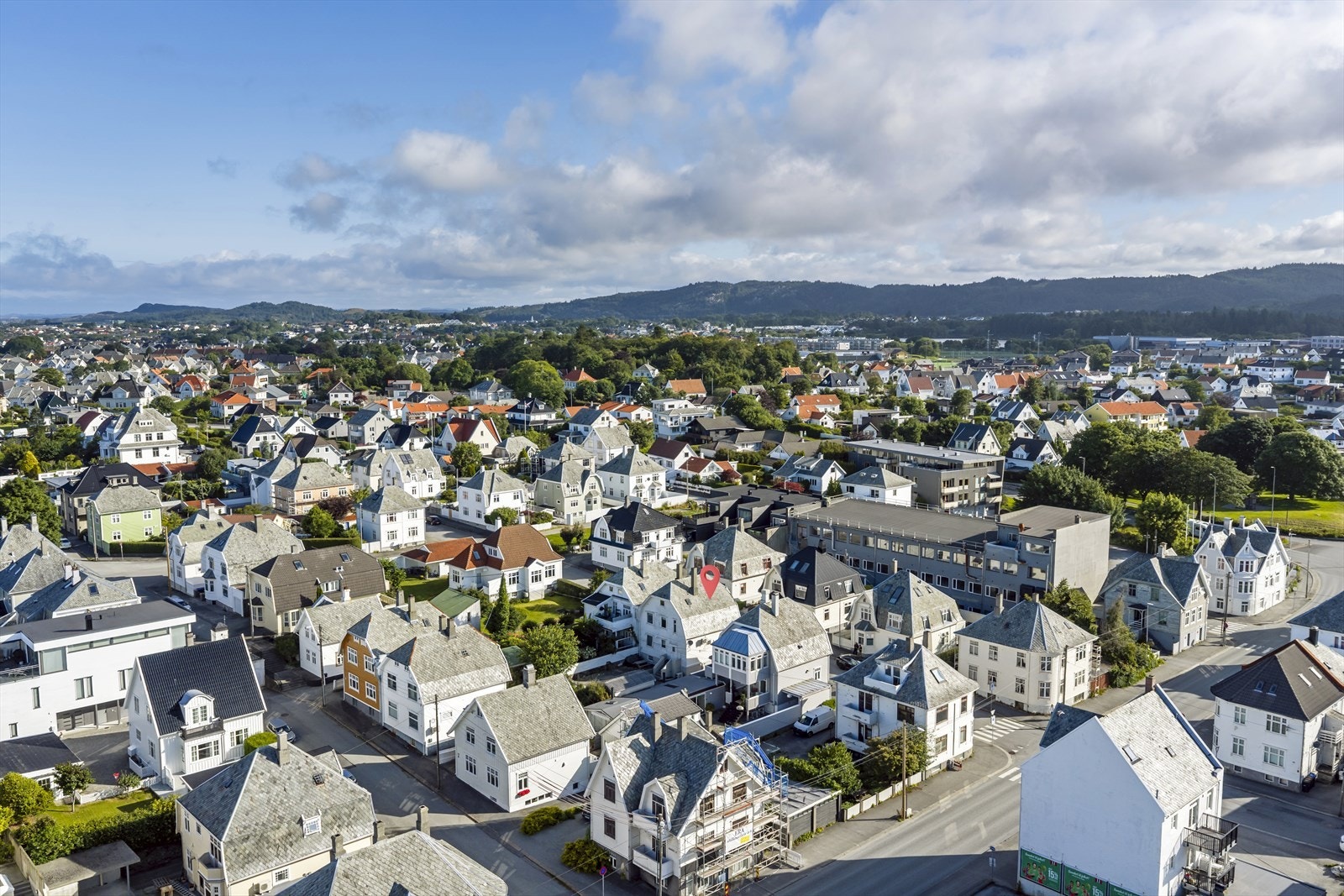 Boligen ligger i et område preget av en blanding av eldre trehusbebyggelse og nyere boligprosjekter. Galleribilde