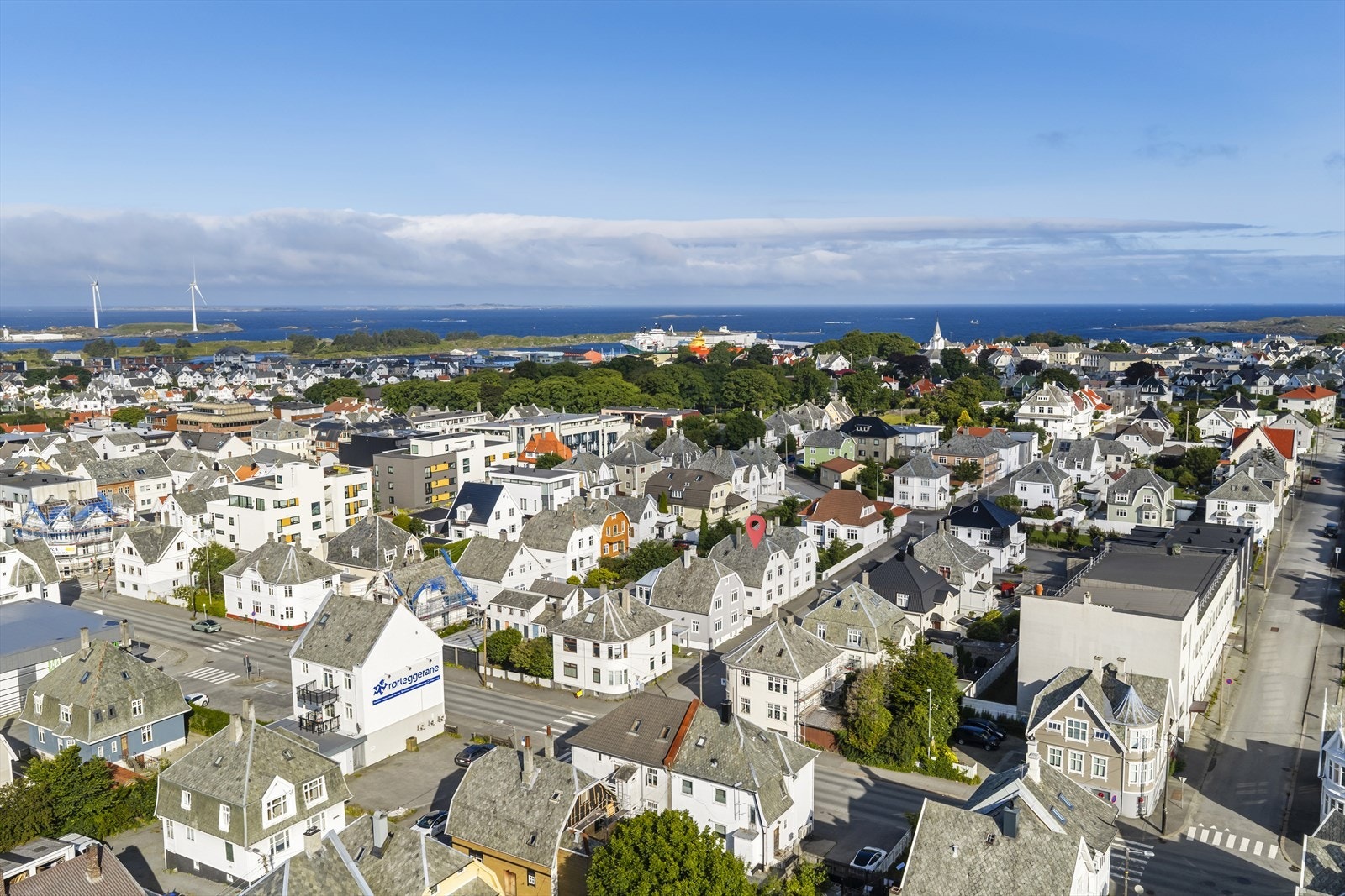 Fra området er det kort avstand til Karmsundet og omkringliggende bydeler. Galleribilde