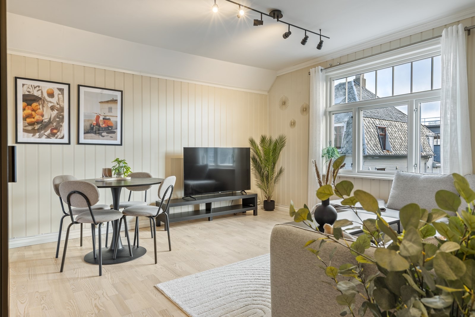 Stuen har god plass til både sofagruppe og spisebord. Galleribilde