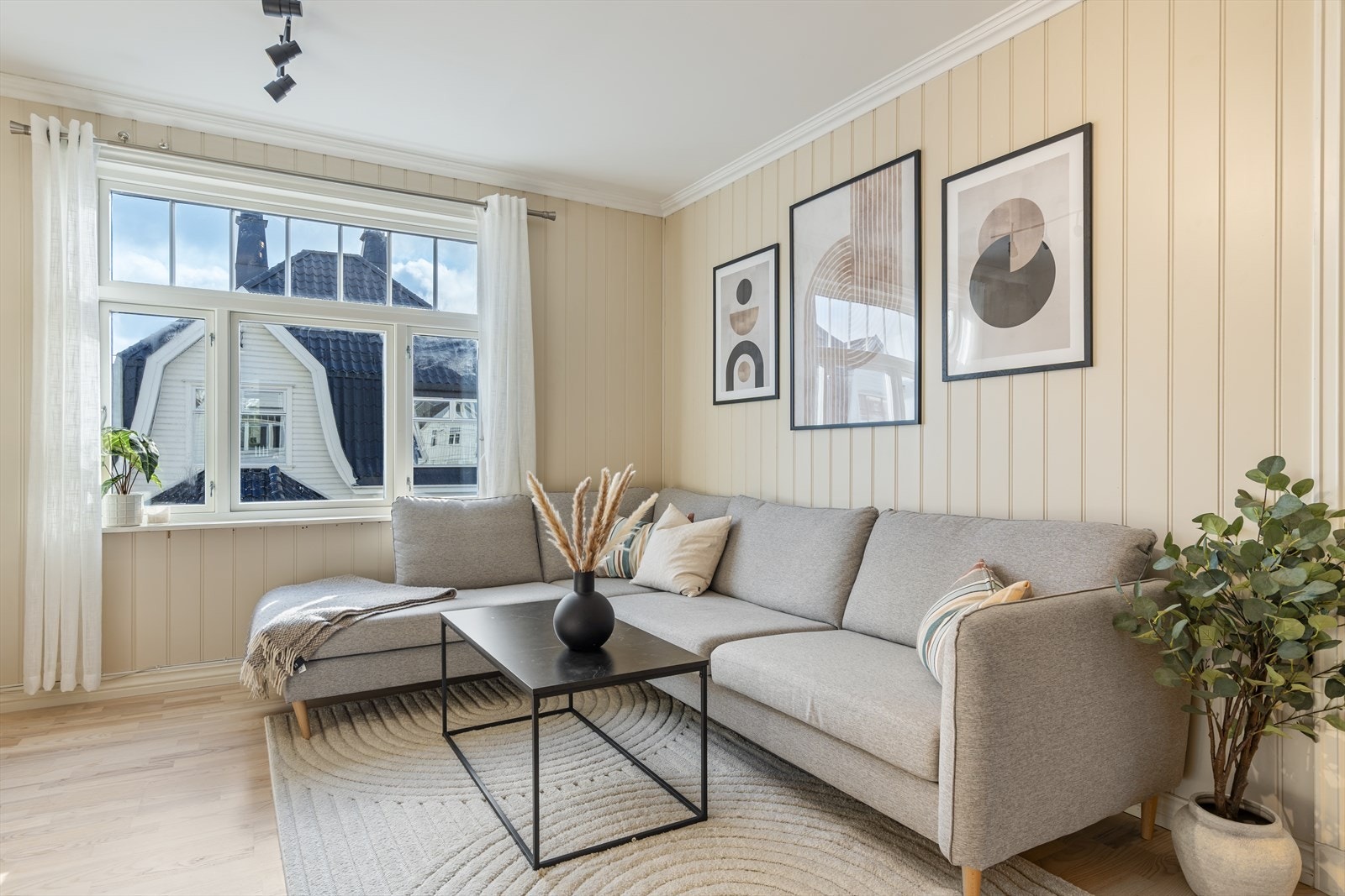 Lyse overflater og panel på veggene gir rommet en klassisk karakter. Galleribilde