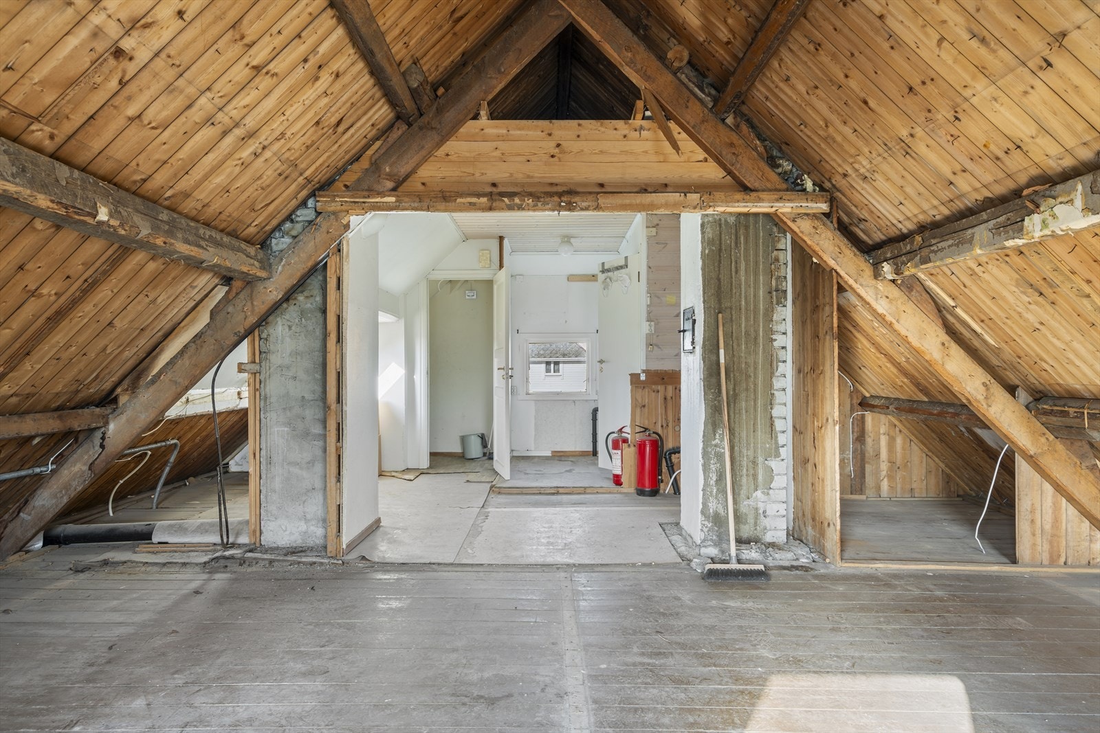 Loftet har et stort potensial for å utvide boligens areal, med mulighet for å skape nye rom. Galleribilde