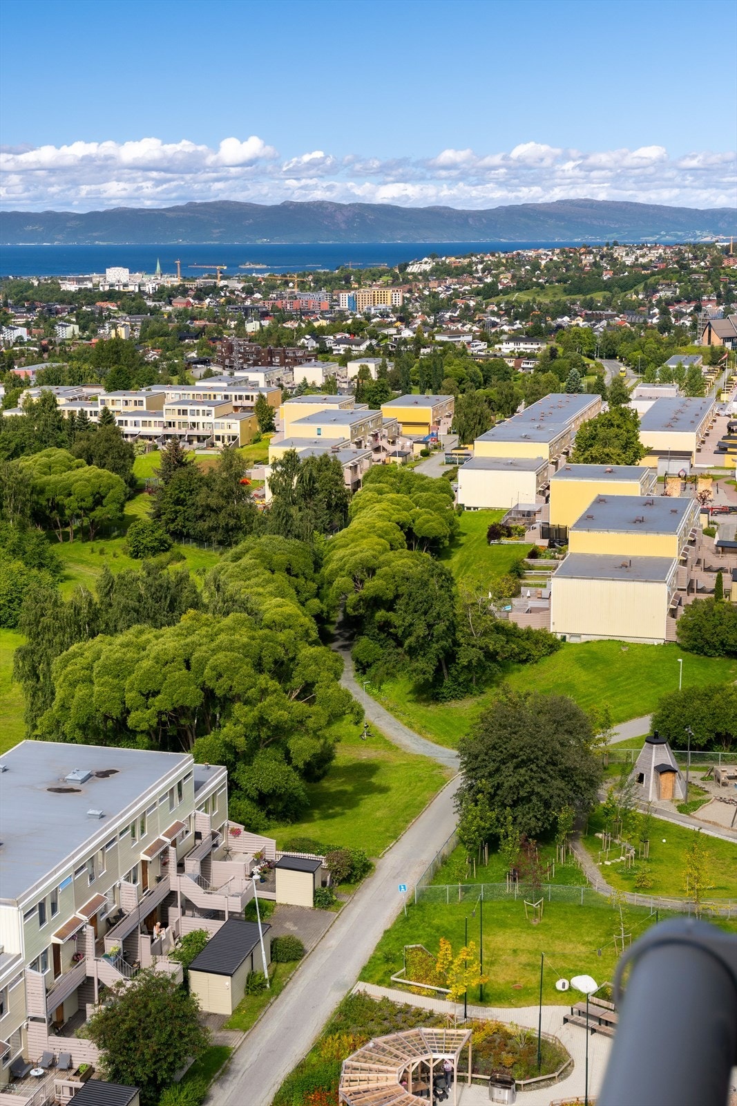 Borettslaget har romslige fellesarealer, lekeplasser, sittegrupper, internveier, parkeringsplasser, ballbinger og flott beplantning. Galleribilde