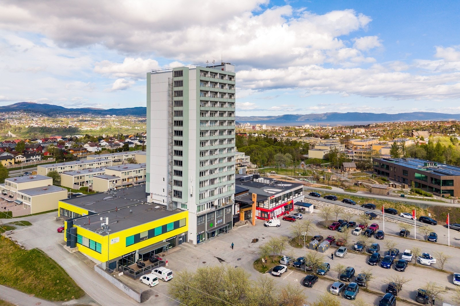 Risvollan senter, her finnes et bredt utvalg av dagligvare- og servicefunksjoner, med blant annet dagligvarebutikken Coop Extra. Galleribilde