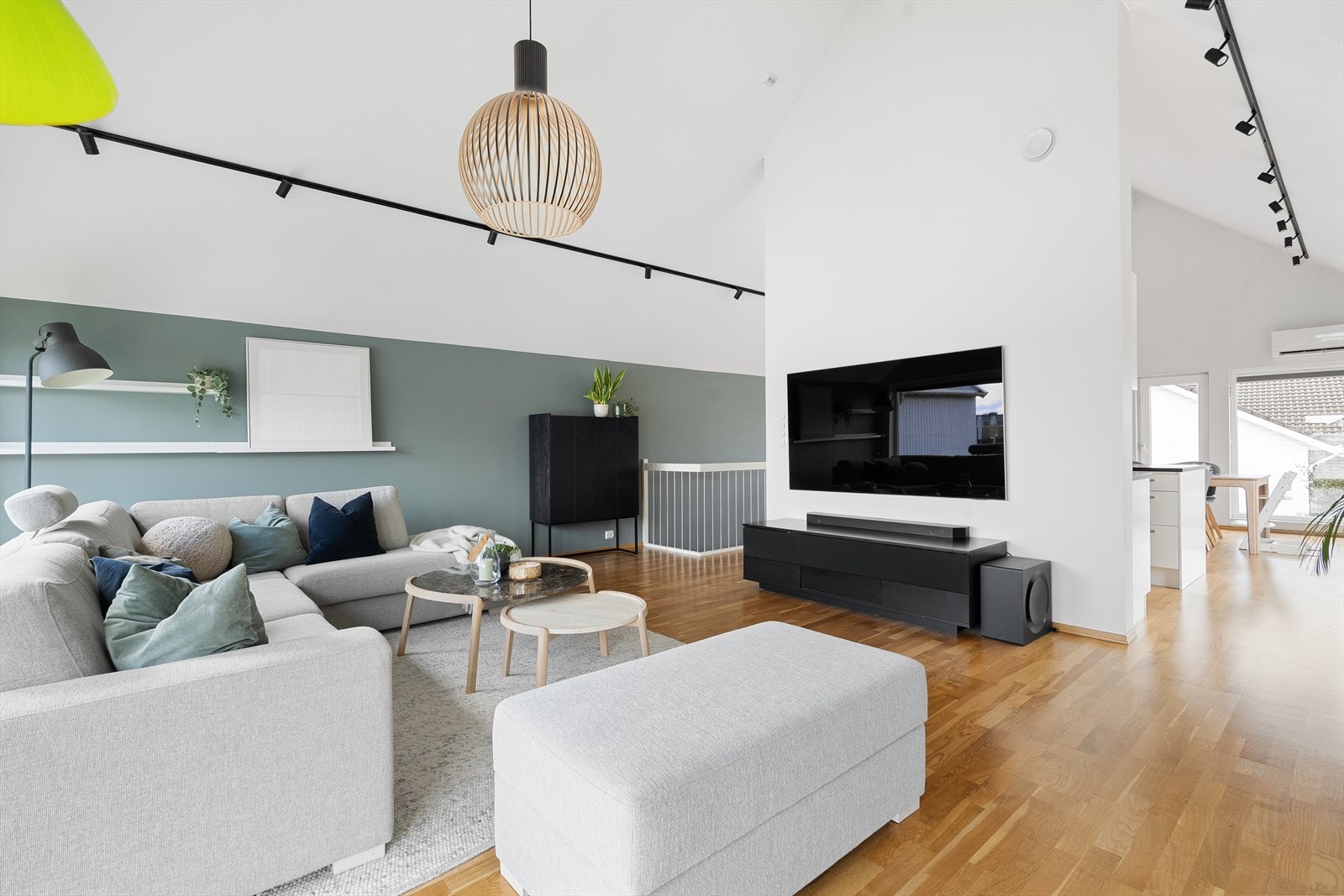 Eikeparkett på gulv, listefri utførelse til himling og tidløse fargevalg er gjennomgående i store deler av boligen. Varmepumpe fra 2019 i stue. Galleribilde